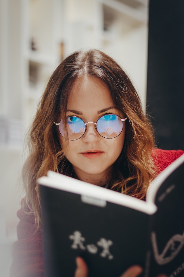 Una persona leyendo un libro